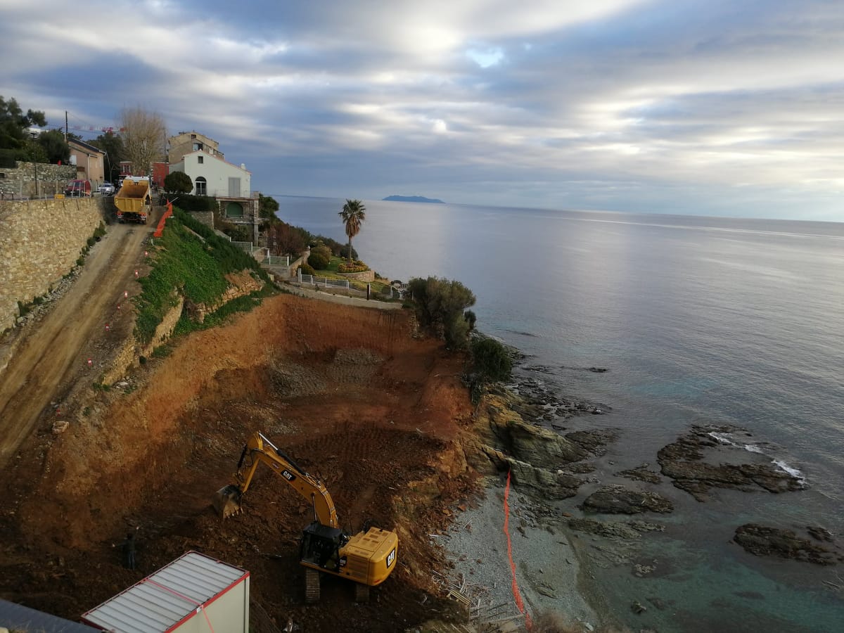 Les travaux de terrassement ont débuté il y a neuf mois pour pouvoir construire une résidence de haut standing.. Crédits photo : Pierre-Manuel Pescetti