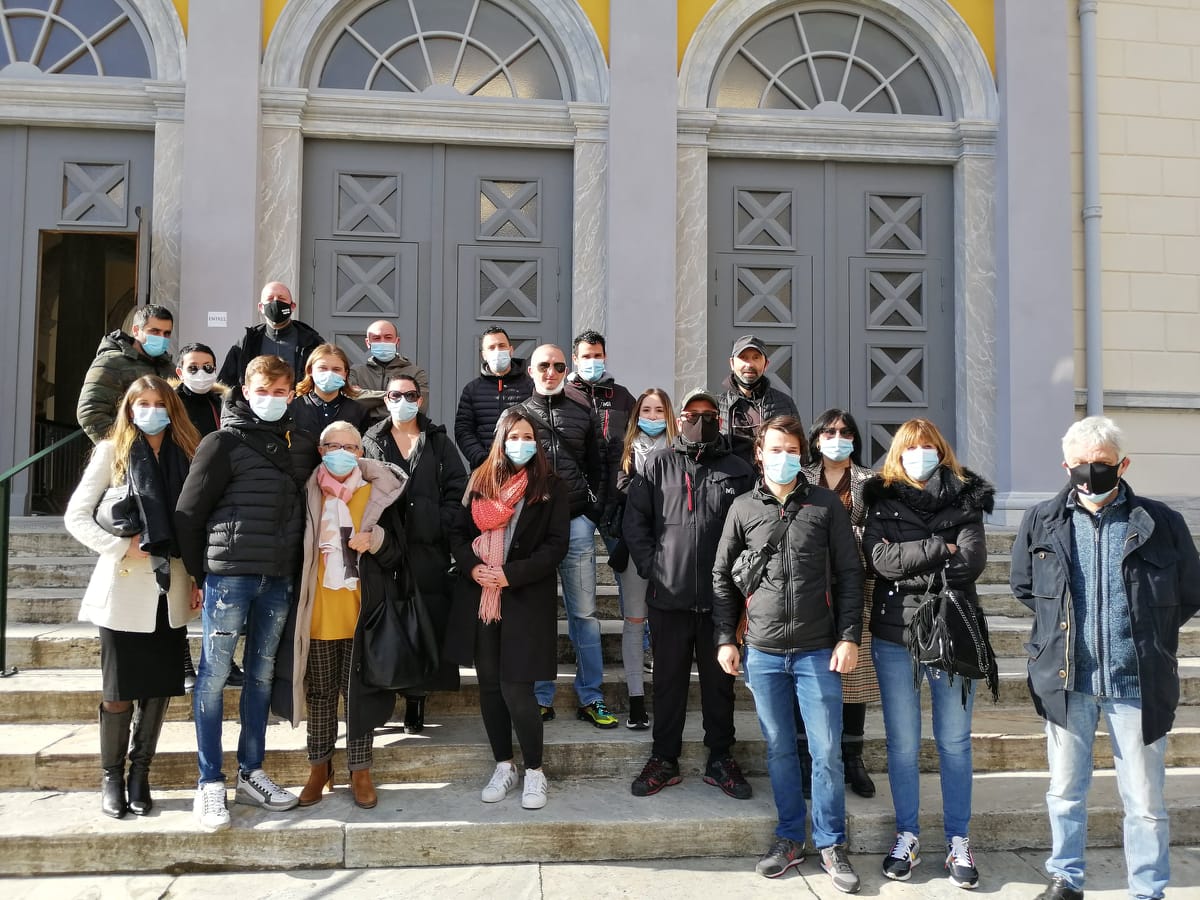 Matteu Giona entouré de ses proches et des militants de Ghjuventù Libera et de Corsica Libera à la sortie du tribunal ce mercredi 17 février 2021. Crédits Photo : Pierre-Manuel Pescetti