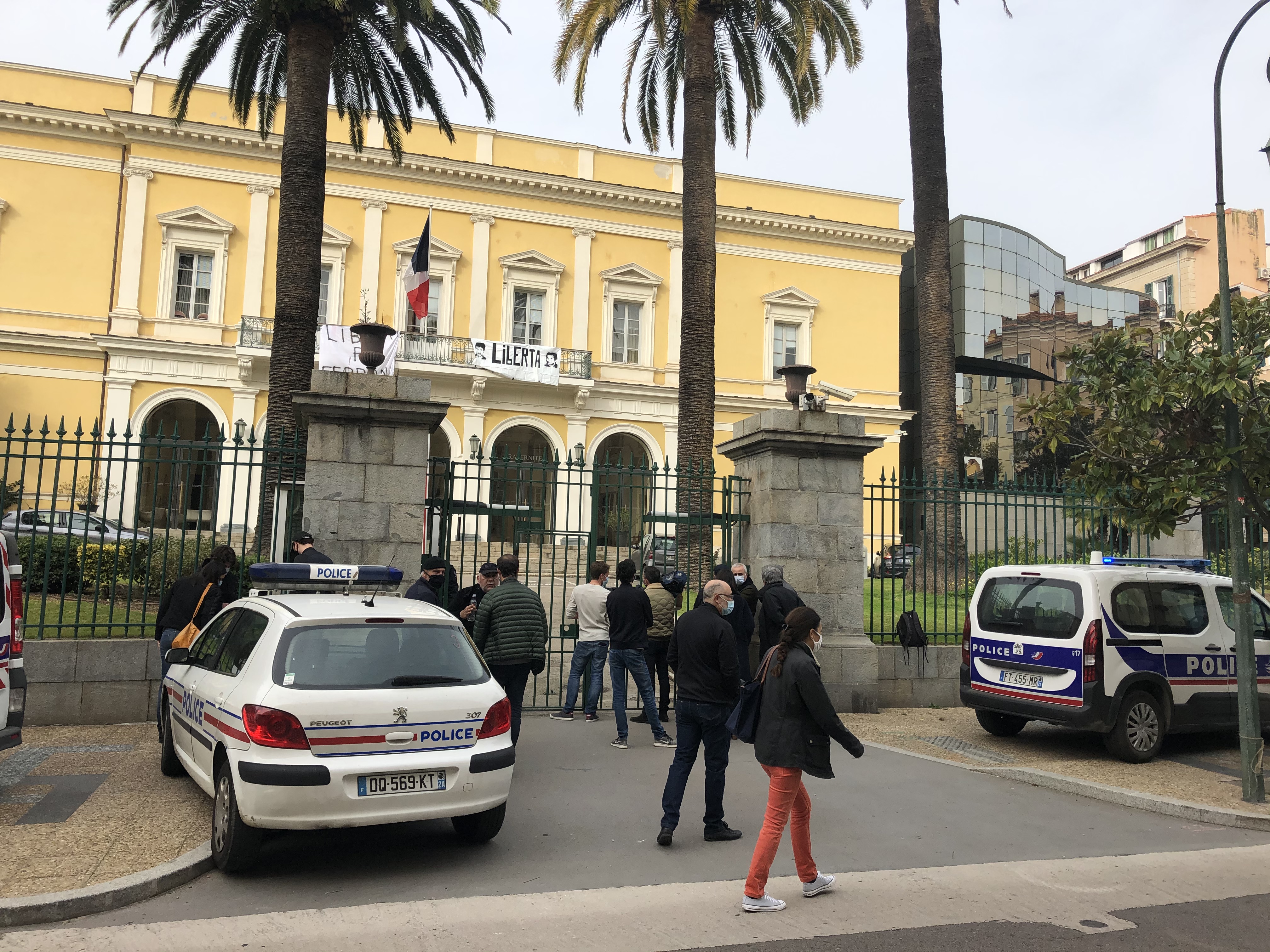 La quinzaine de jeunes est ressortie de la préfecture vers 11 heures 30 en chantant "A Palatina". Crédits Photo : Michel Luccioni