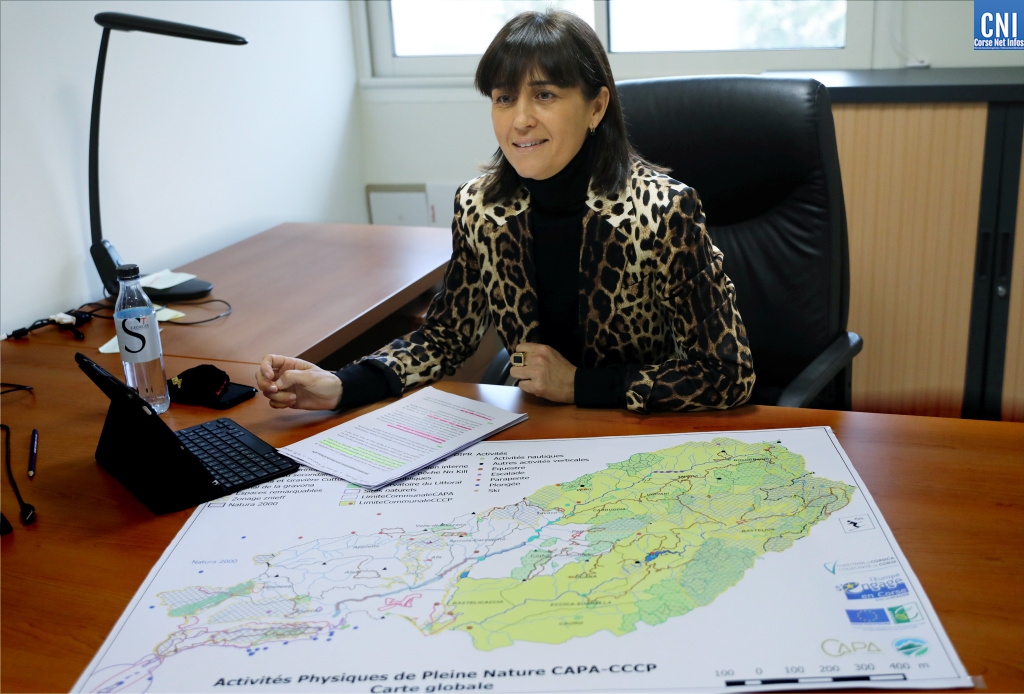 Christelle Combette, vice-présidente de la CAPA présente le schéma des activités de pleine nature. Photo : Michel Luccioni