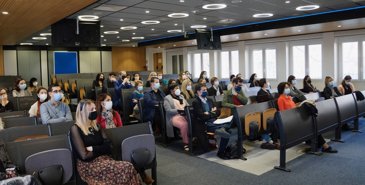 Les élèves de l'IRA attentifs aux mots du directeur