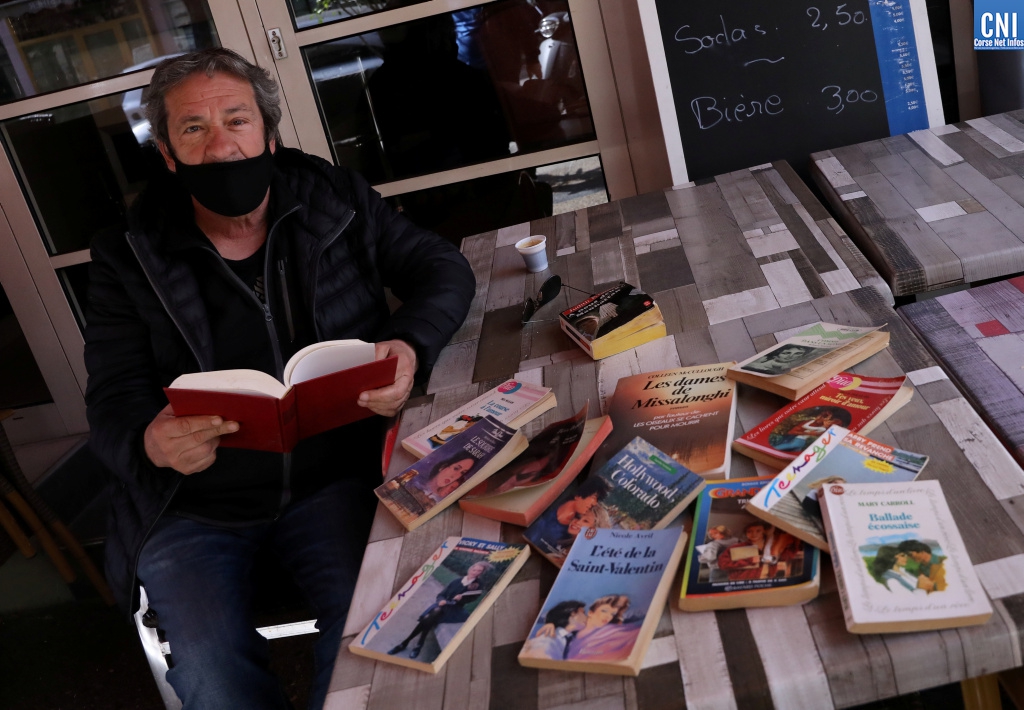 Au Palace, des livres sont également mis à disposition des passants. Photo : Michel Luccioni