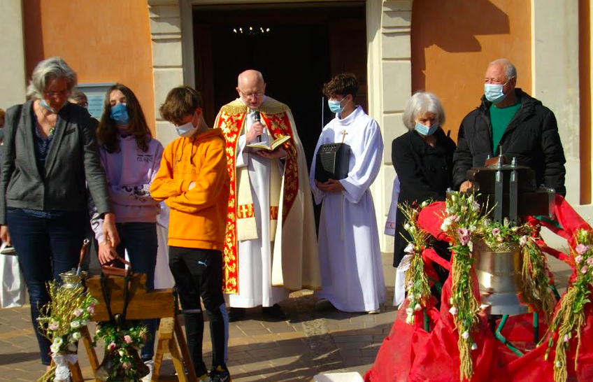Le Père Piotr Swider bénissant les deux cloches en présence des parrains et marraines