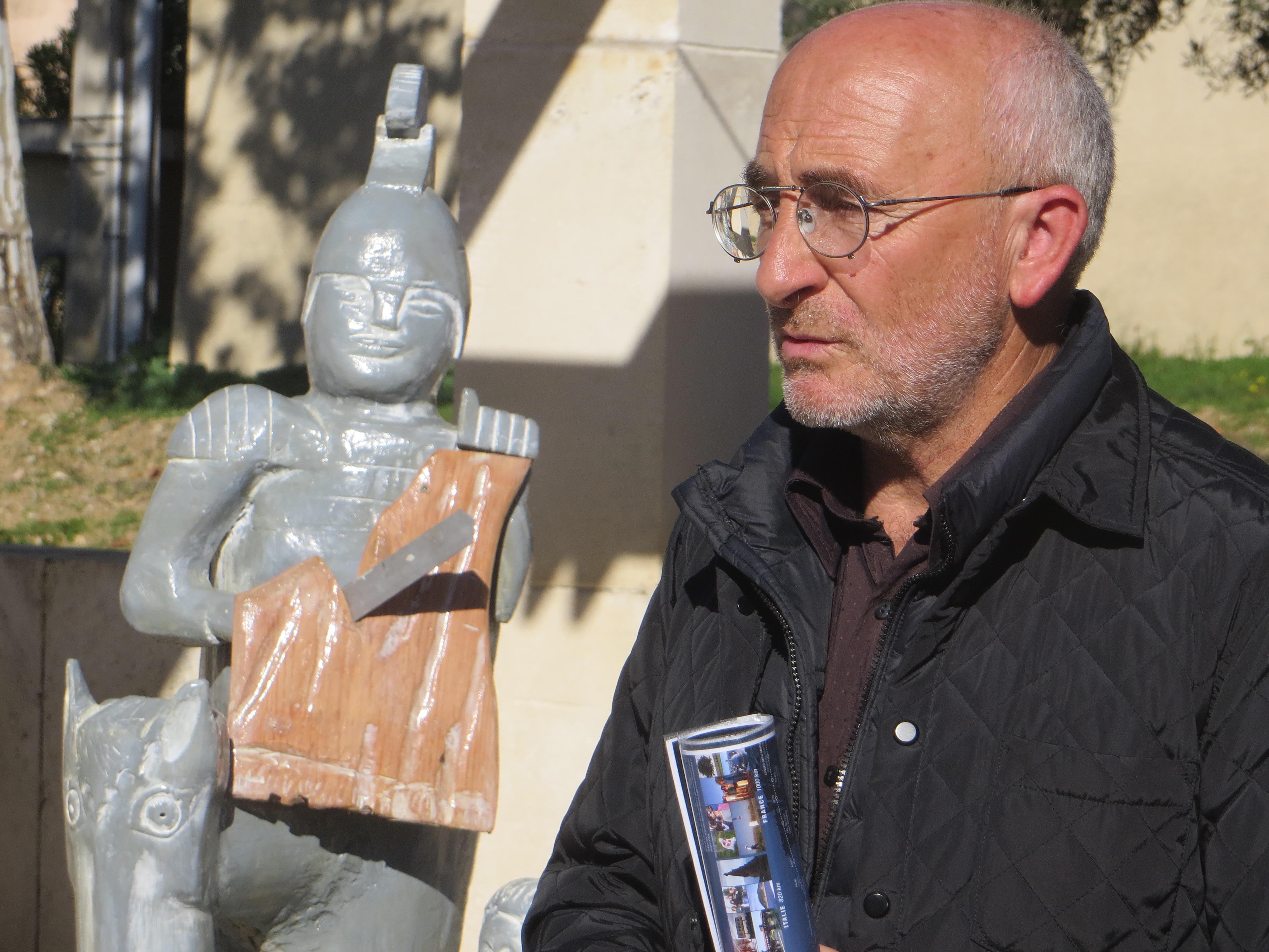 Christian Andreani près de la statue de San Martinu, une oeuvre d'André Truchon de Patrimoniu. Photo Maria Cleia Andreani.