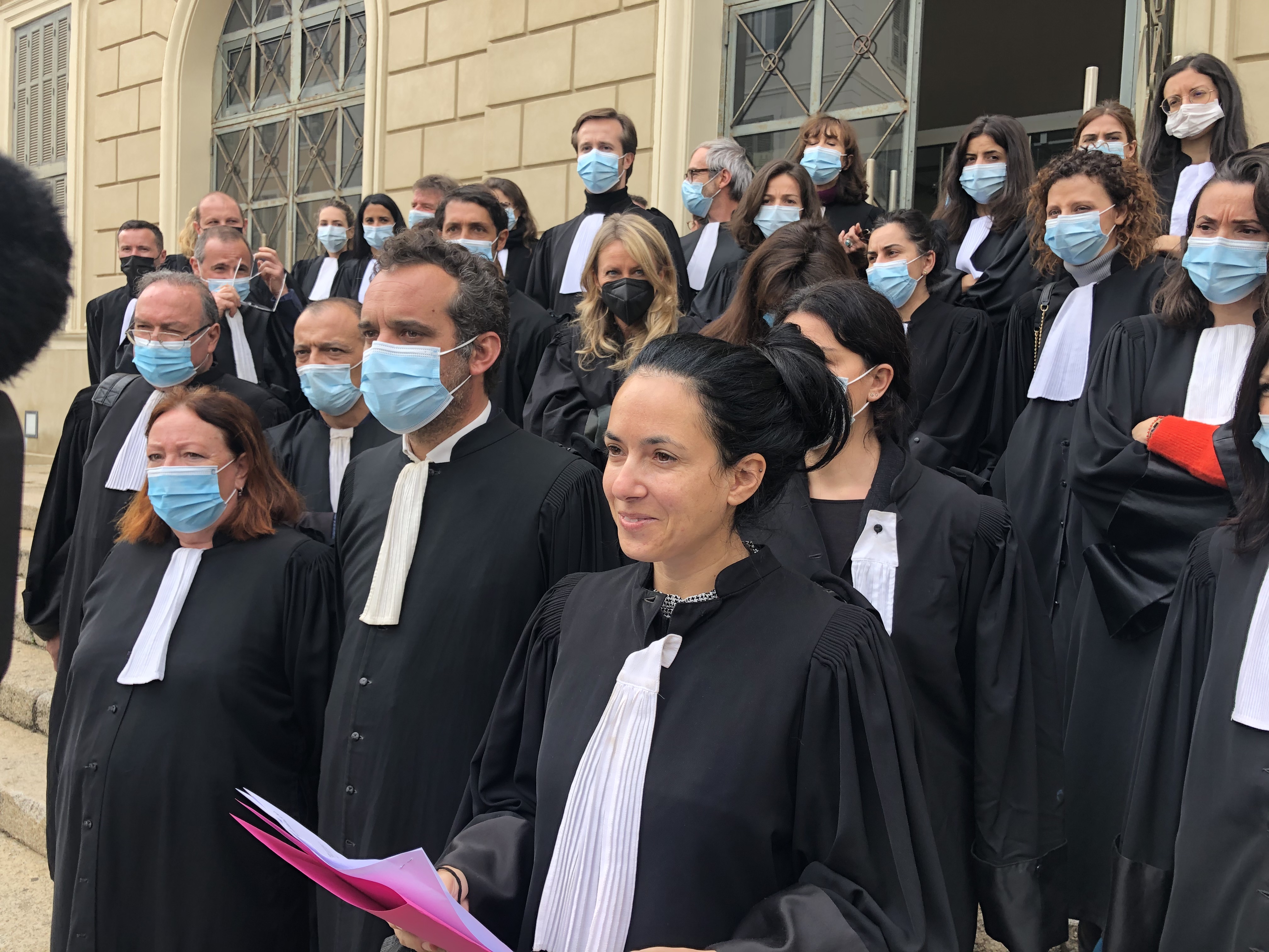 Ce vendredi 12 mars l’ordre des avocats d’Ajaccio a exprimé son soutien à Maître Sollacaro sur les marches du Palais de Justice (photo Michel Luccioni)