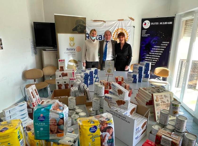Hervé Putzoli, Président du Rotary Club Ajaccio Sud Corse et deux bénévoles