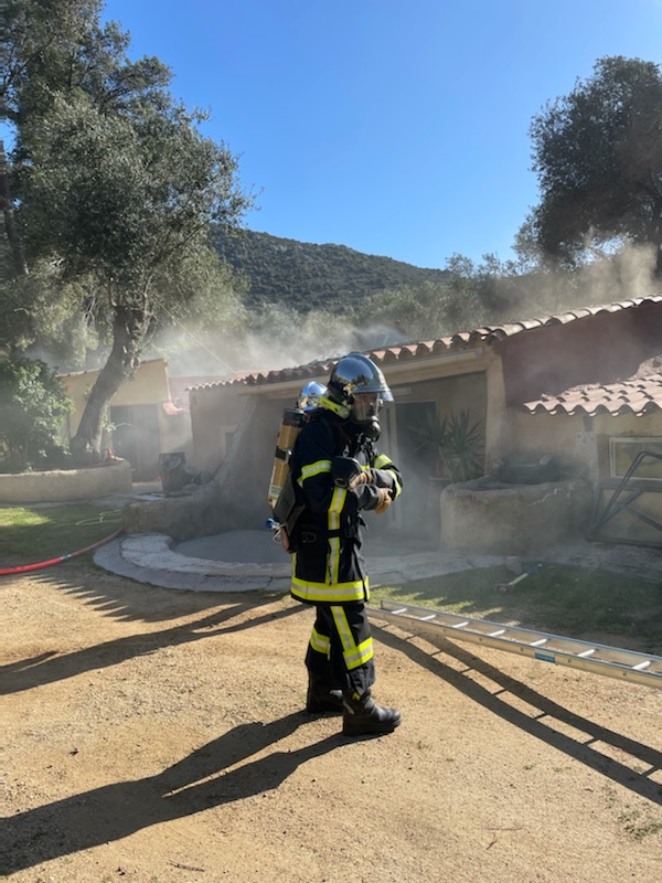 Un feu de toiture dans une maison à Lumio