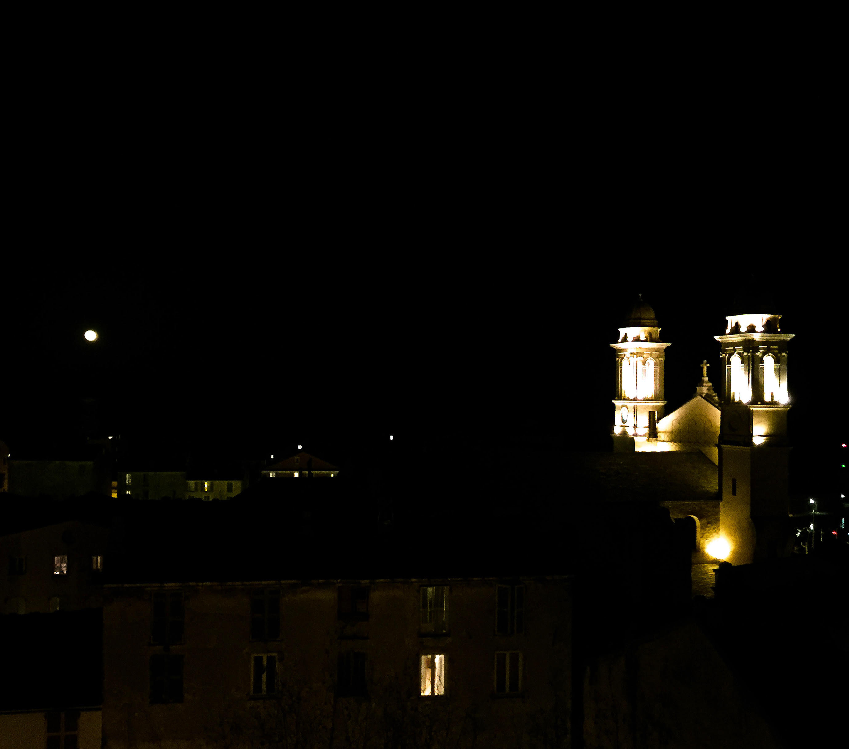 La photo du jour : quand San Gjuvà illumine la nuit bastiaise