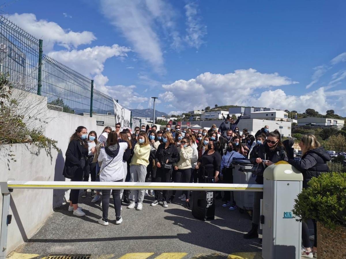 Toutes les promotions de l'IFSI d'Ajaccio se sont mobilisées. Crédits Photo : Sébastien Blanc