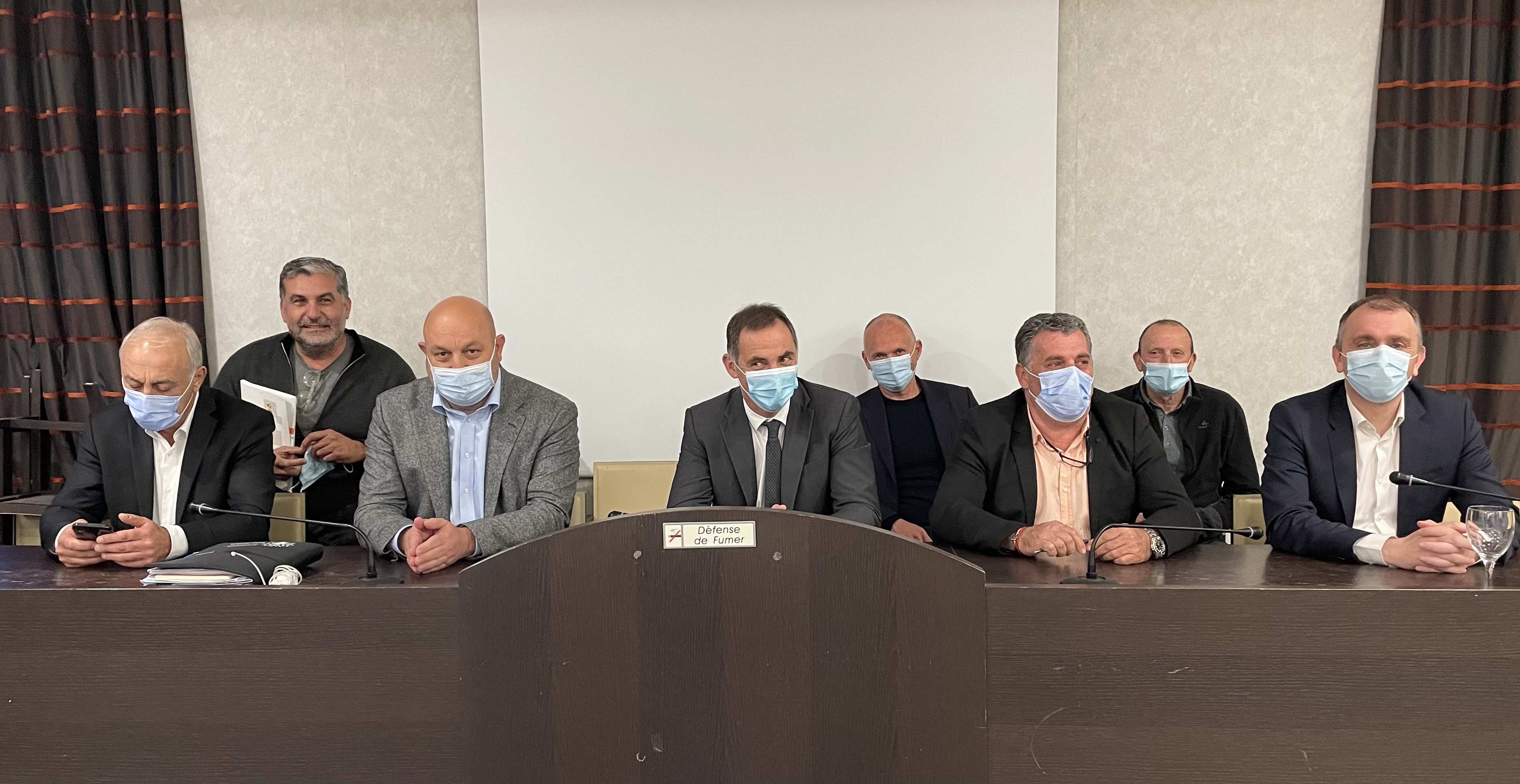 Le président de l'Exécutif corse, Gilles Simeoni entouré (de gauche à droite) par Antoine Vallecale, directeur de la Safer, Lionel Mortini, président de l'ODARC, Christian Orsucci, président de la Safer et Jean-Christophe Angelini, président de l'ADEC.