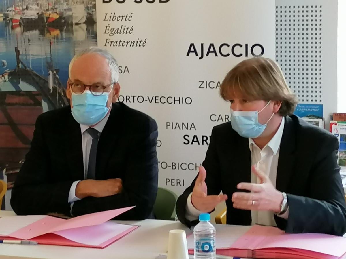 Le préfet de Corse Pascal Lelarge et le président de la Communauté de Communes Sartène Valinco Taravo José-Pierre Mozziconacci ont signé la convention d'adhésion au programme "Petites villes de demain" ce vendredi 19 mars à Propriano. Crédits Photo : Communauté de Communes Sartène Valinco Taravo.