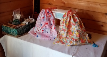 Des sacs confectionnés par des couturières bénévoles. Photo : Sophie Padovani