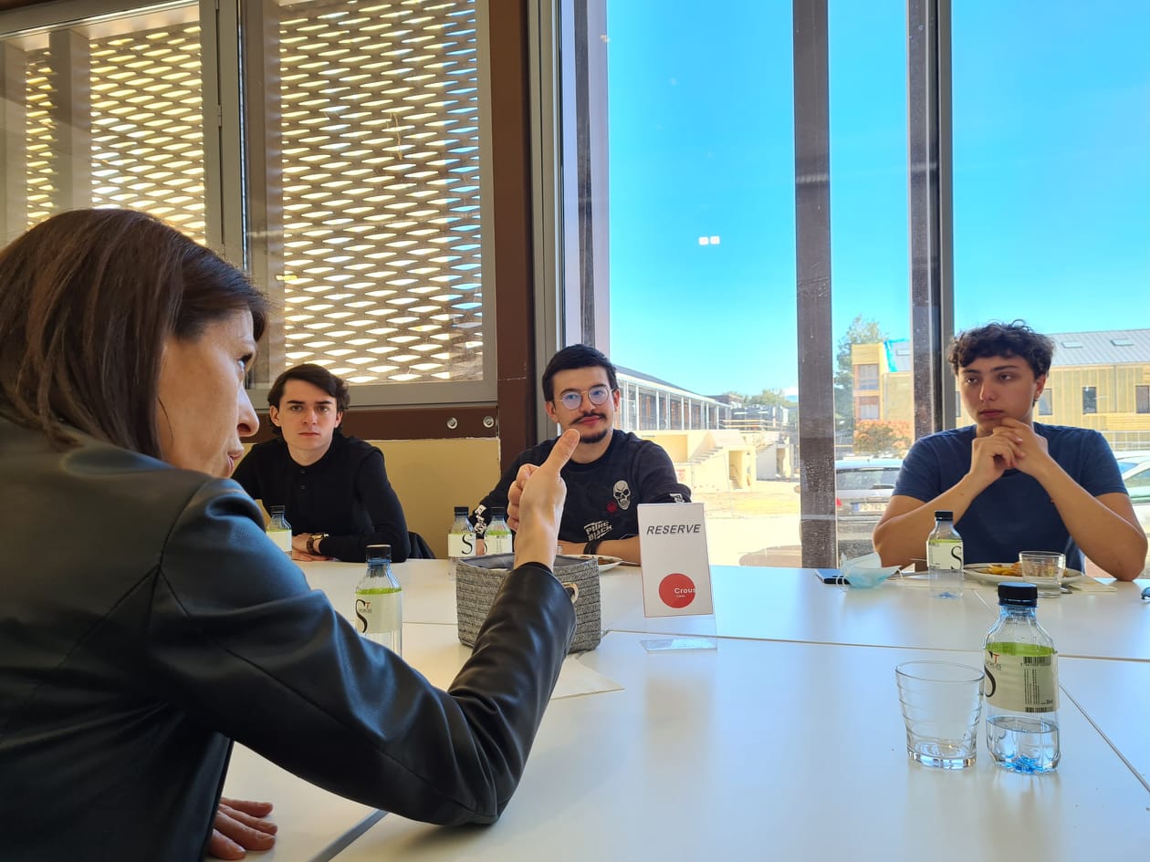 Julie Benetti a pris le temps de discuter longuement avec les étudiants élus. Crédits Photo Pierre-Manuel Pescetti
