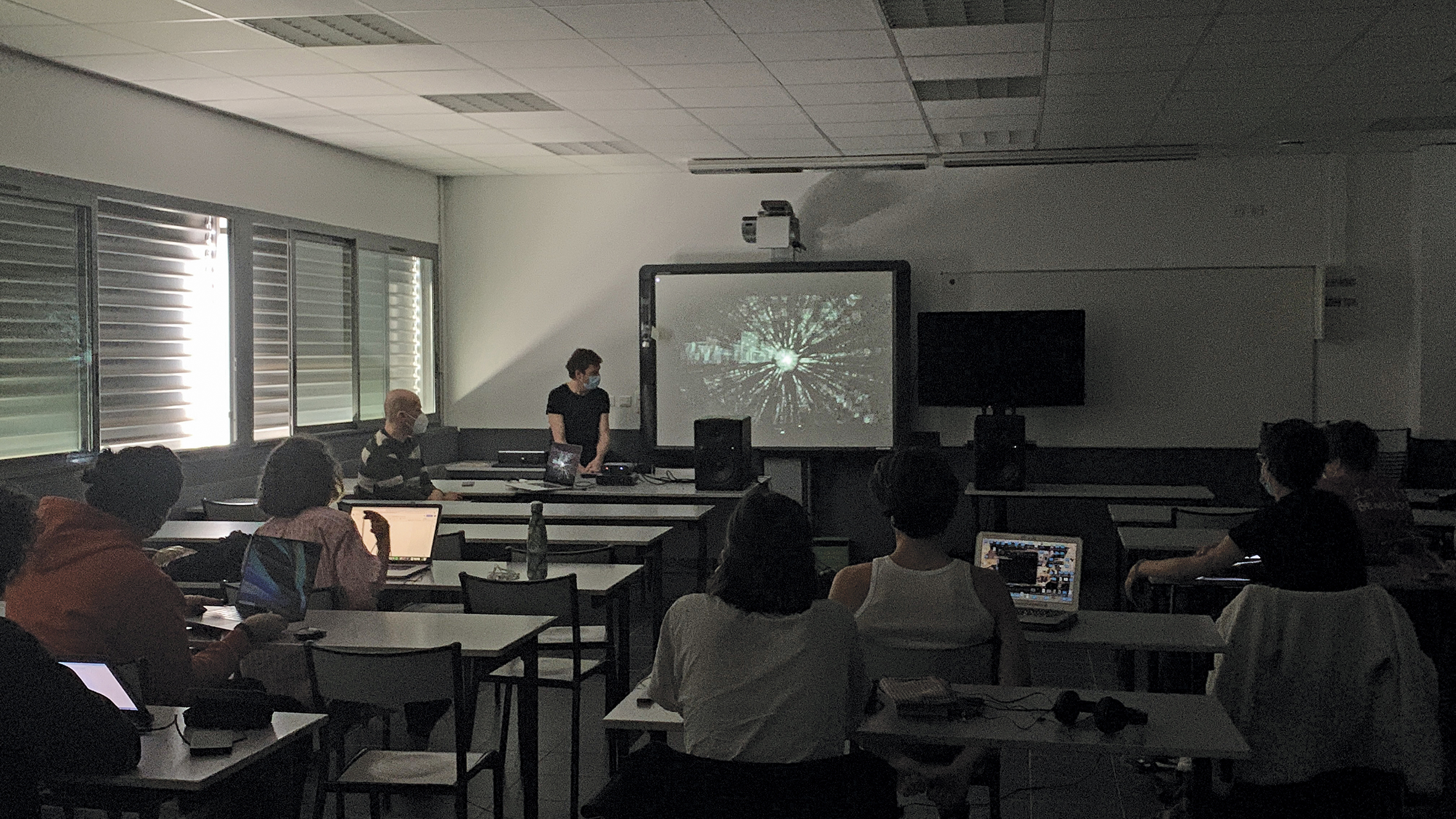 Les étudiants de la Licence Pro Techniques du Son et de l'Image de l’I.U.T. de Corse en compagnie des deux artistes : Antoine Schmitt, plasticien numérique et Franck Vigroux, compositeur numérique. (Photo Zone Libre)