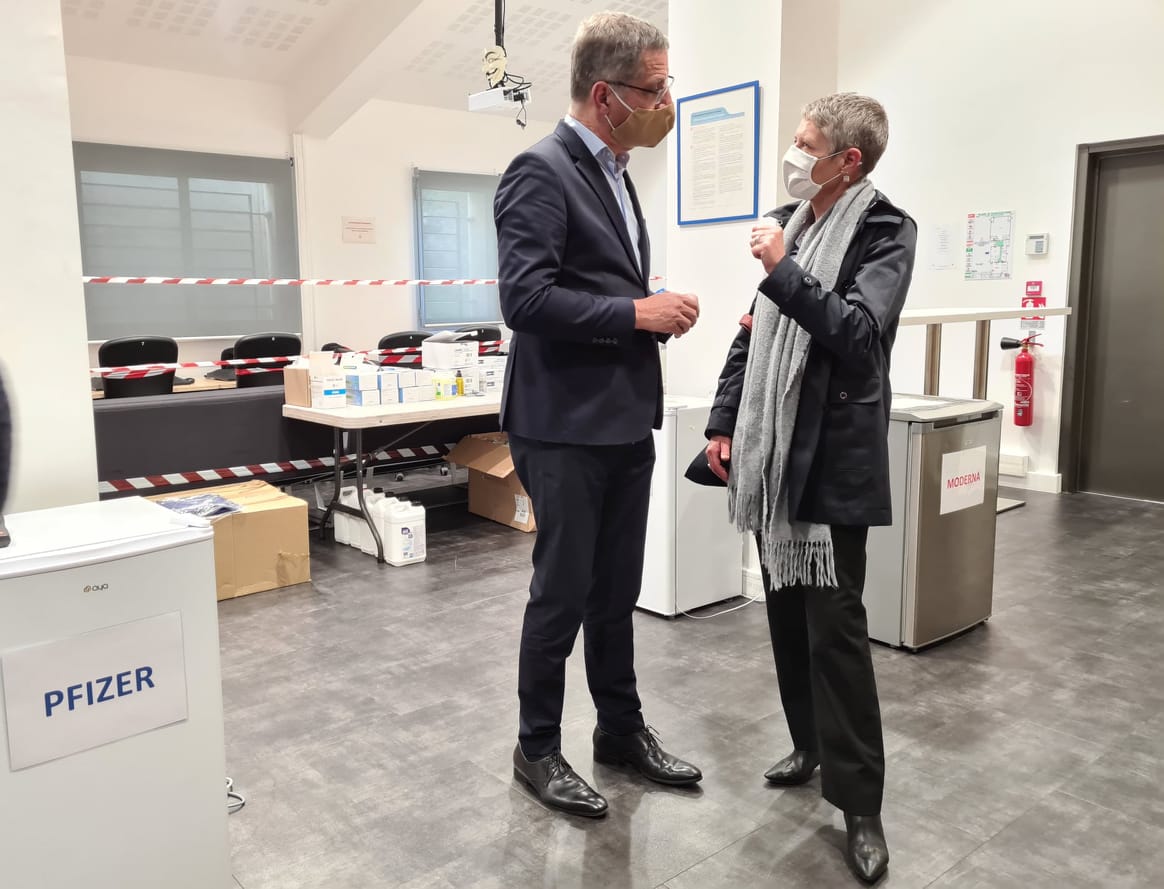 Le maire de Bastia Pierre Savelli a présenté le grand centre de vaccination de Lupinu à Marie-Hélène Lecenne, directrice de l'ARS de Corse. Crédits Photo : Pierre-Manuel Pescetti