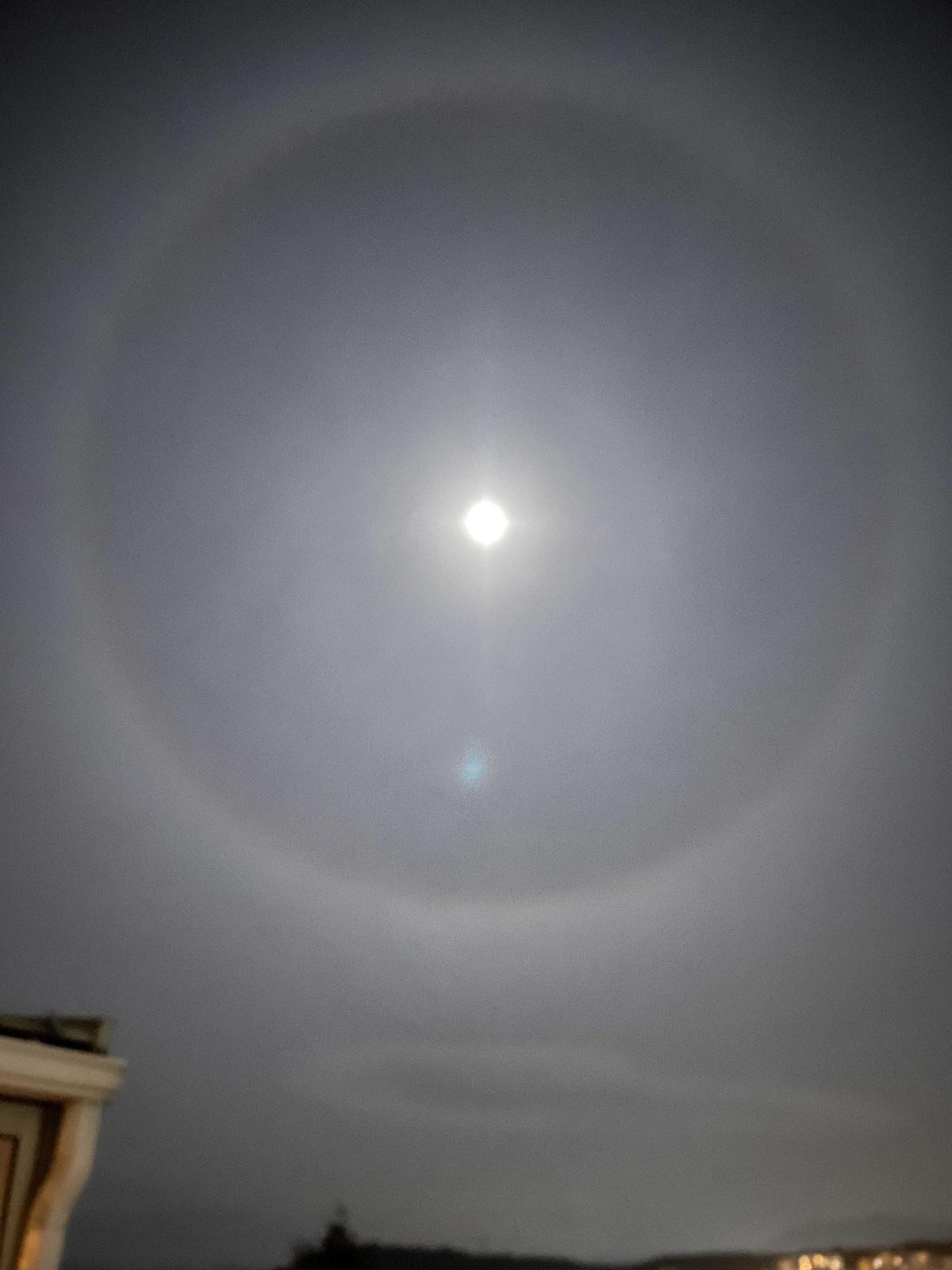 Halo lunaire dans le ciel d'Ajaccio