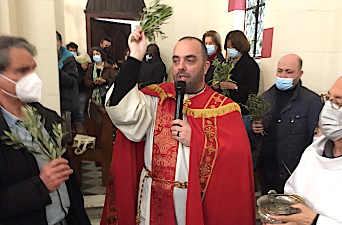 La traditionnelle bénédiction des rameaux par le Père Georges Nicoli