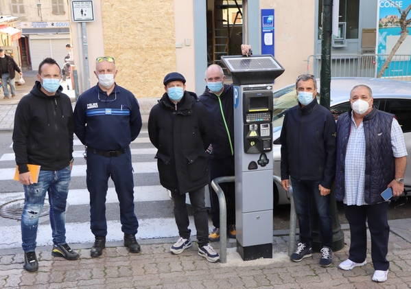 Jean-Michel Nobili, entouré de Anthony Albertini et Patrick Mattei, conseillers Municipaux, Thierry Nobili, responsable de la Police Municipale de Calvi, Christian Ambrosini et Pierre-Marie Brun, responsable de la régie Stationnement de la Ville de Calvi