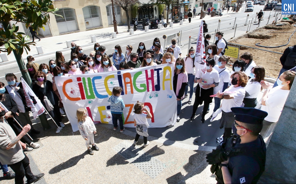 Les professionnels de la petite enfance manifestent devant la préfecture d'Ajaccio contre le projet de réforme « Taquet ». Photo : Michel Luccioni