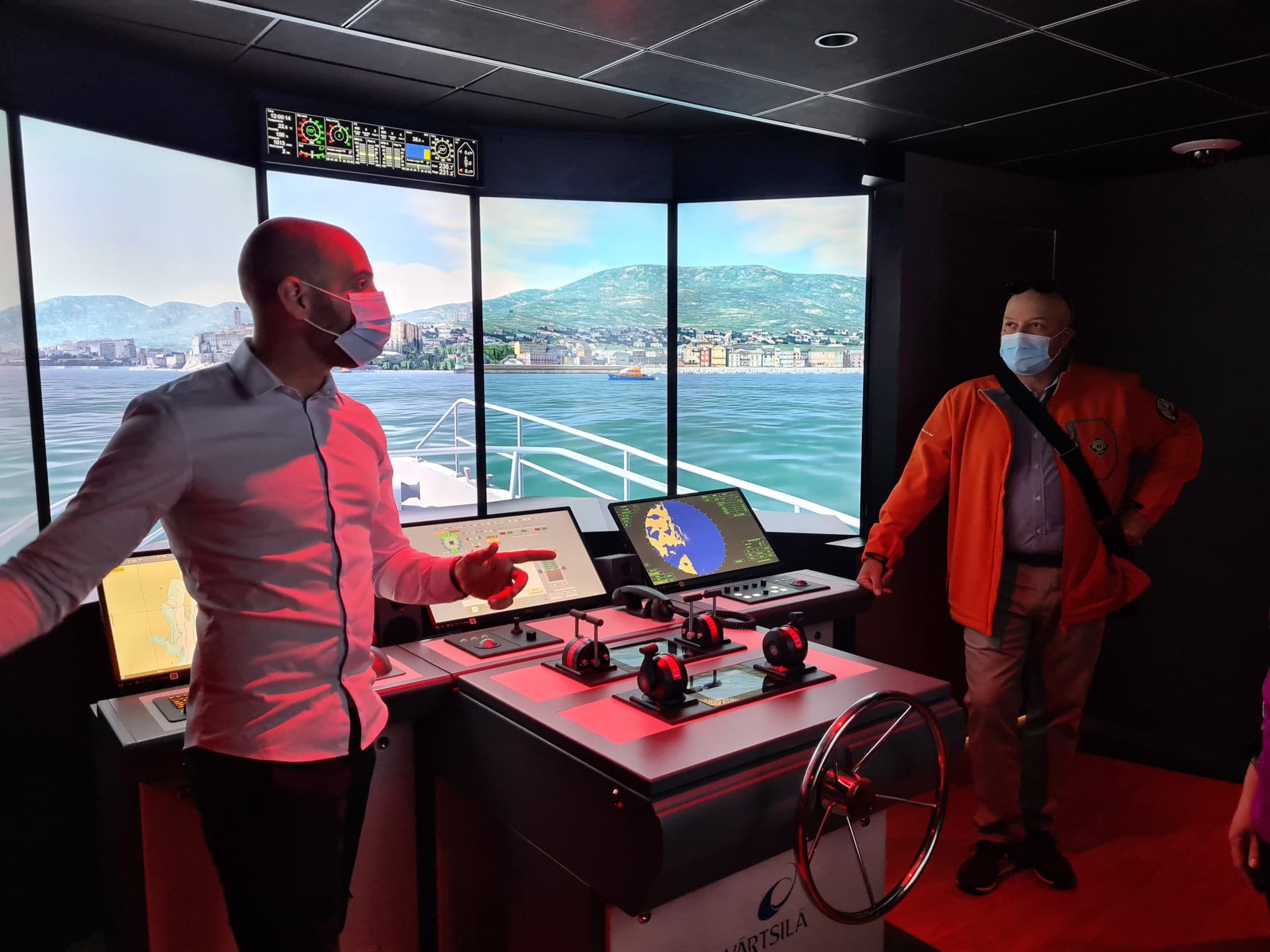 Julien Cometto, directeur adjoint du lycée présente le simulateur aux équipes de la SNSM. (Photo Pierre-Manuel Pescetti)