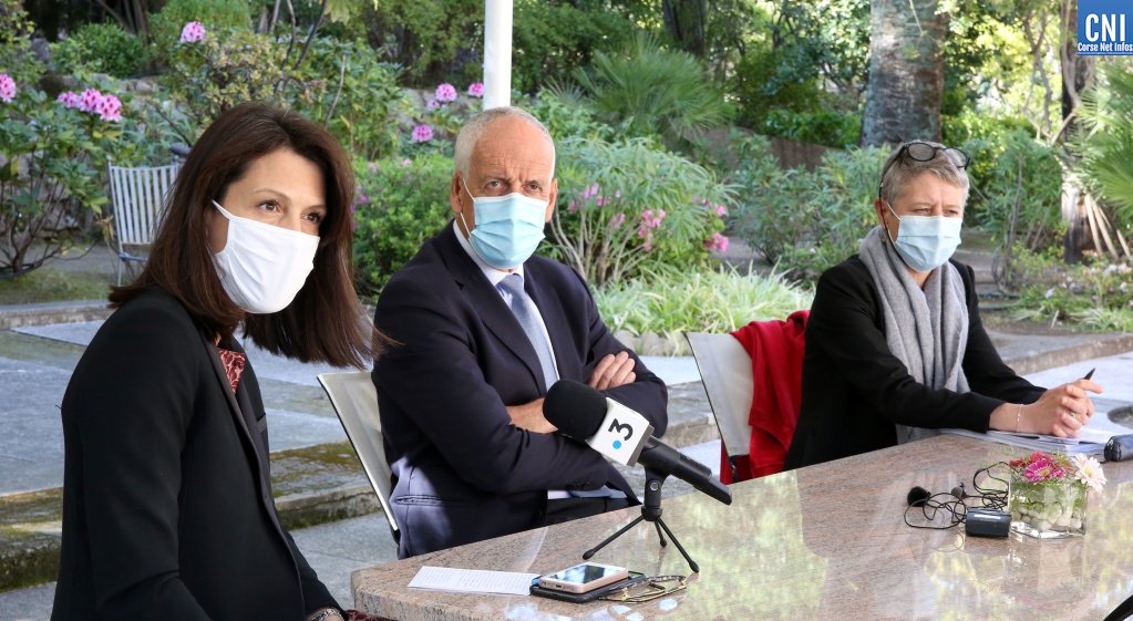 Ce jeudi 1er avril,  la rectrice Julie Benetti, la directrice de l’Agence régionale de Santé Marie-Hélène Lecenne et le préfet de Corse Pascal Lelarge ont tenu une conférence de presse commune. Photo : Michel Luccioni