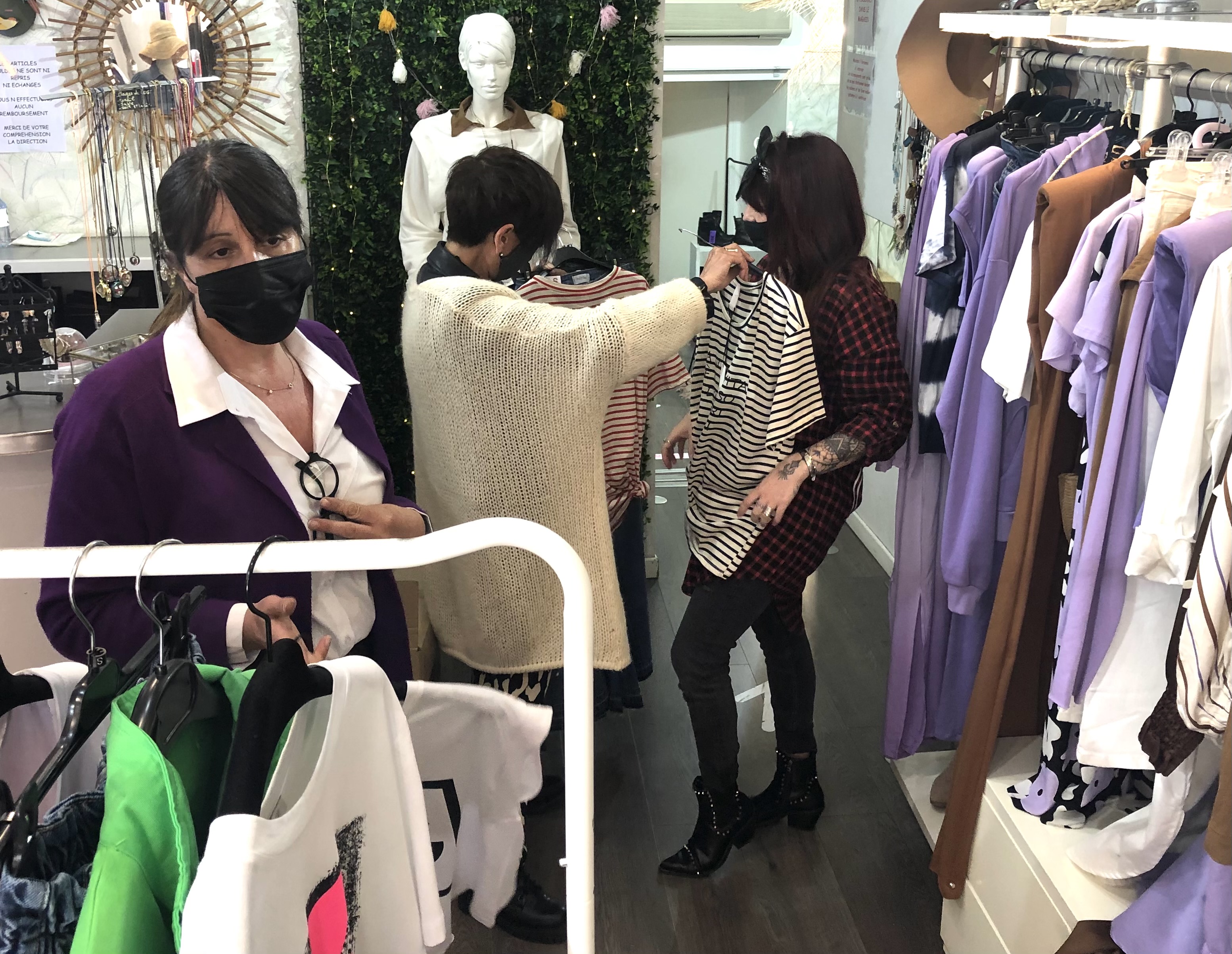 L'équipe de la boutique Dune à Ajaccio veut travailler "à fond jusqu'à la fermeture samedi". Photo : Michel Luccioni