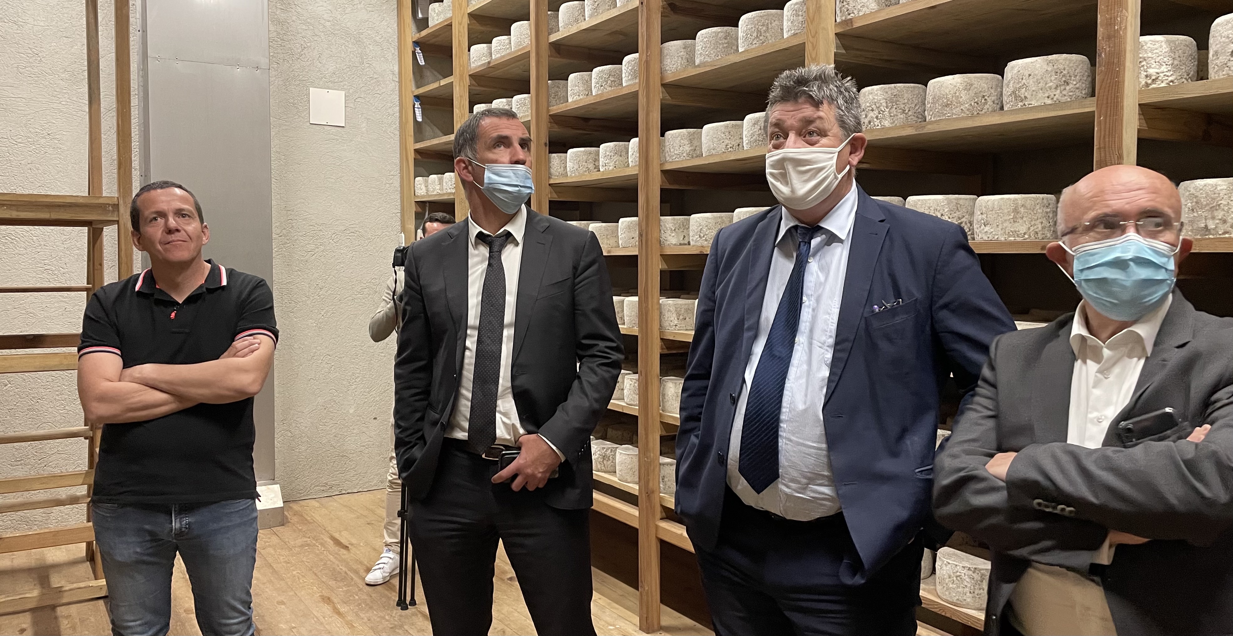 François Ravier, préfet de Haute-Corse, à la Fromagerie Ottavi à Ghisunaccia, entouré d'Antoine Ottavi, PDG de la fromagerie Ottavi, de Gilles Simeoni, président du Conseil exécutif de la Collectivité de Corse, et de Francis Guidici, maire de Ghisunaccia et président de la ComCom Fium’orbu Castellu.