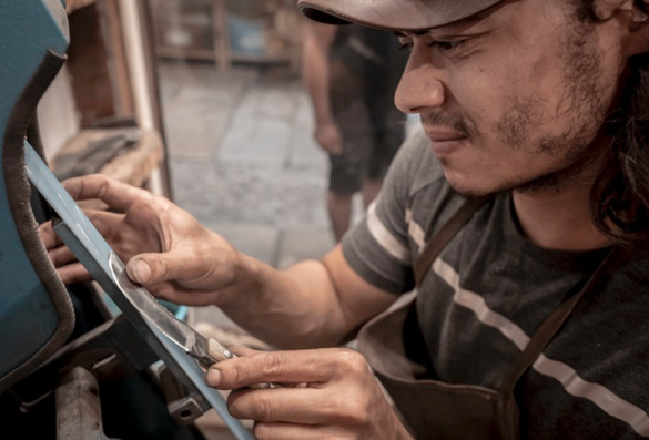 Polissage de la lame du couteau (photos Eyefinity Prod / Kévin Guizol