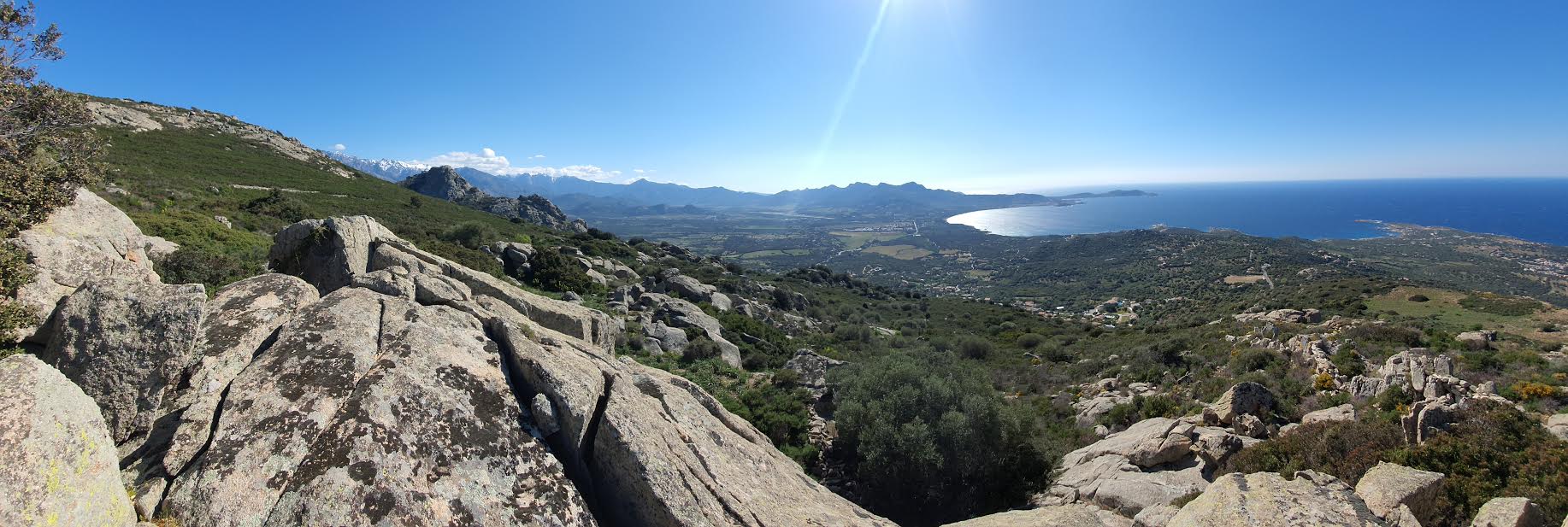 La photo du jour : la baie de Calvi vue des hauteurs de Lumiu