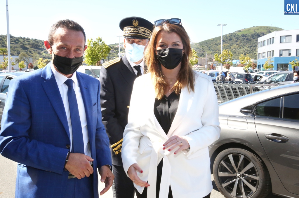 Le maire Alexandre Sarrola et la ministre Marlène Schiappa devant le centre de vaccination de Baleone. Photo : Michel Luccioni