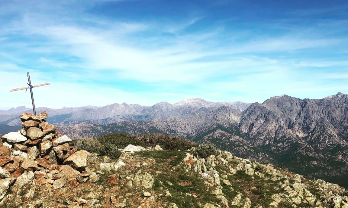 Depuis la punta d'Isa, point culminant du village d Ucciani, avec vue sur toute la chaîne de montagne du Nord de la Corse de la Paglia Orba au monte d'Oru au premier plan PHOTOPaula Spinosi