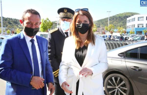 Le maire Alexandre Sarrola et la ministre Marlène Schiappa devant le centre de vaccination de Baleone. Photo : Michel Luccioni
