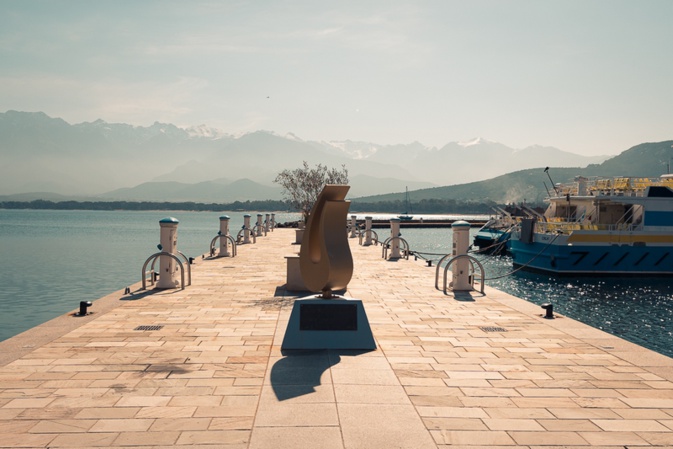 Le quai d'honneur avec la stèle du port da plaisance de Calvi (photo Eyefinity Prod/Kevin Guizol)