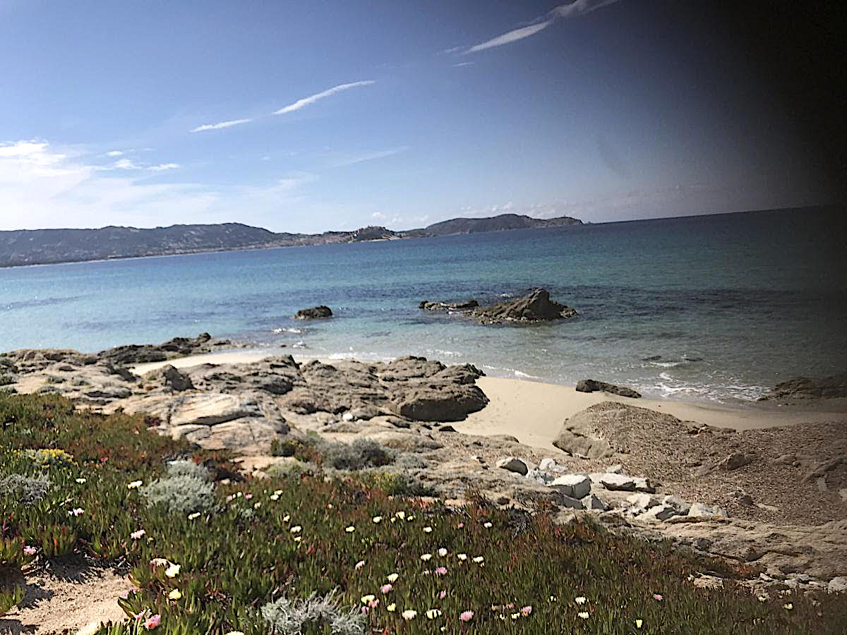 La photo du jour : une petite crique entre Calvi et Lumiu