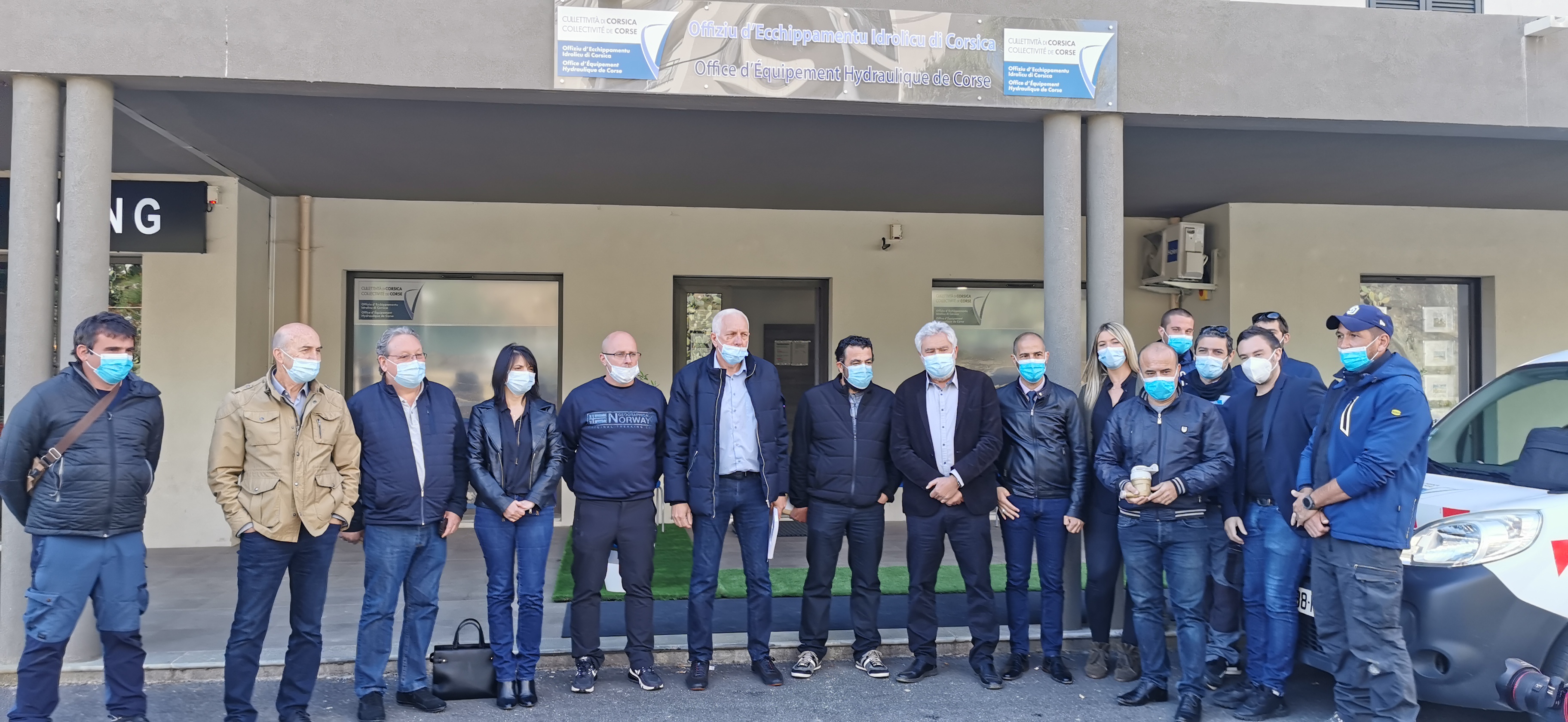 Le président de l’Office d’équipement hydraulique de la Corse (OEHC), Saveriu Luciani, entouré des représentants de la ComCom Lisula Balagna.