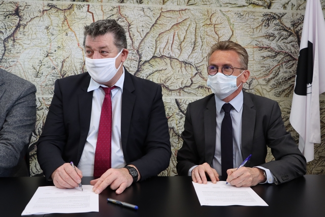 Signature de la convention de partenariat par le préfet de Haute-Corse François Ravier et le directeur de la DDFP Ludovic Robert
