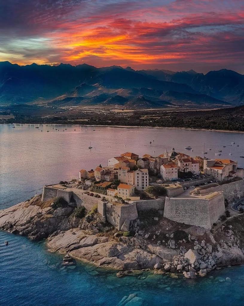 La photo du jour : la citadelle de Calvi sous un soleil de feu