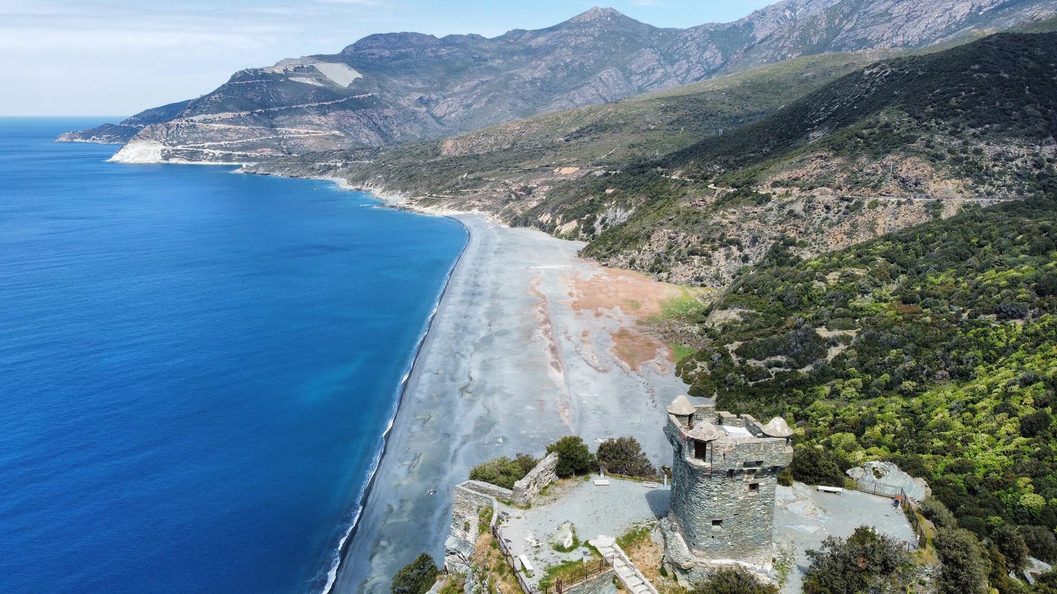 La photo du jour : Nonza, sa tour, sa plage