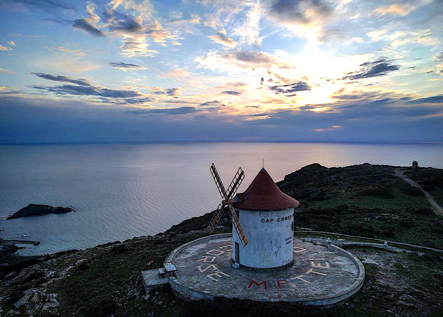 La photo du jour : à la pointe du Cap Corse, le moulin Mattei