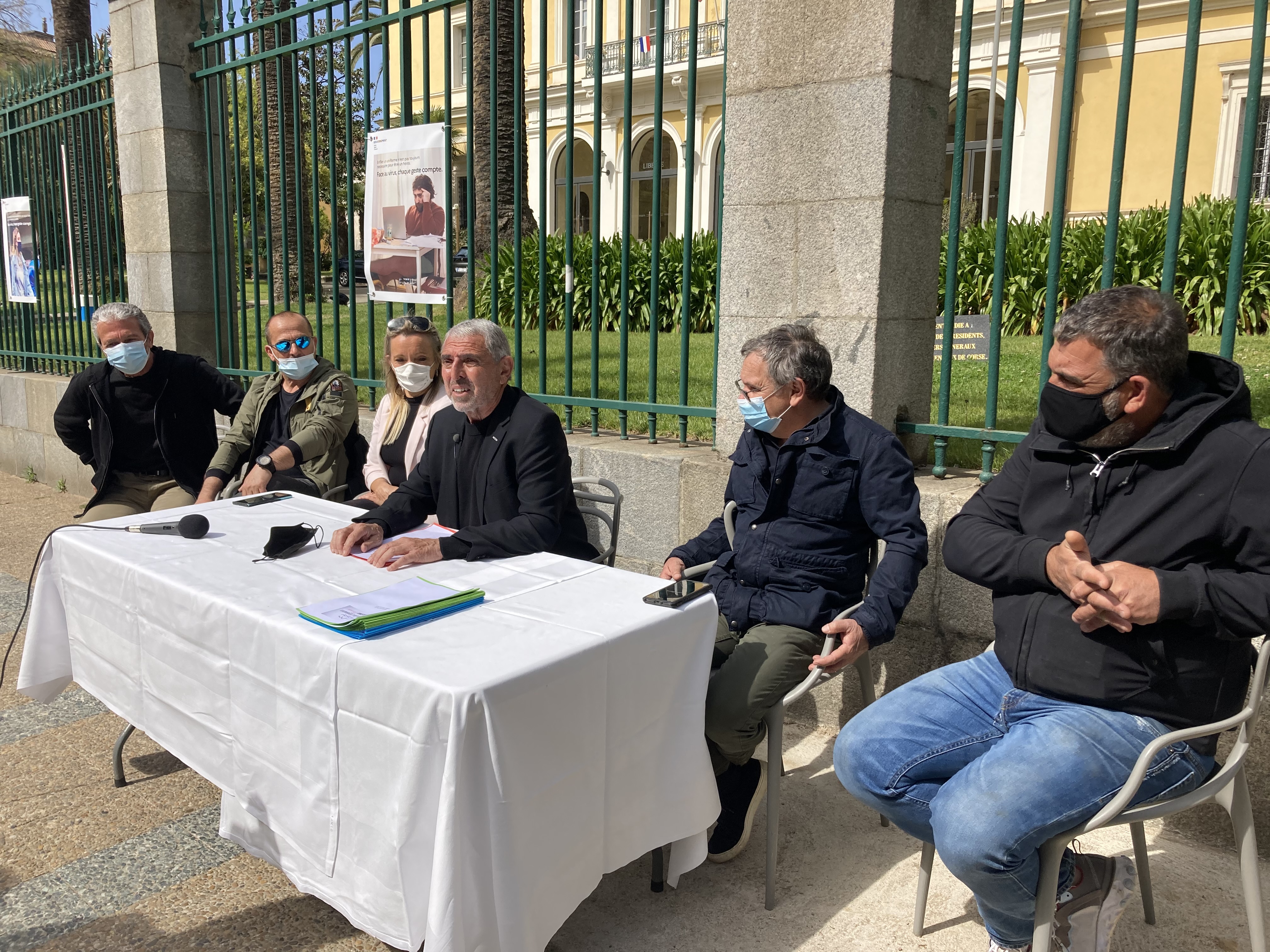 A fidirazioni di l'uparaghji di u turisimu corsu devant les grilles de la préfecture à Ajaccio. Photo : Julia Sereni