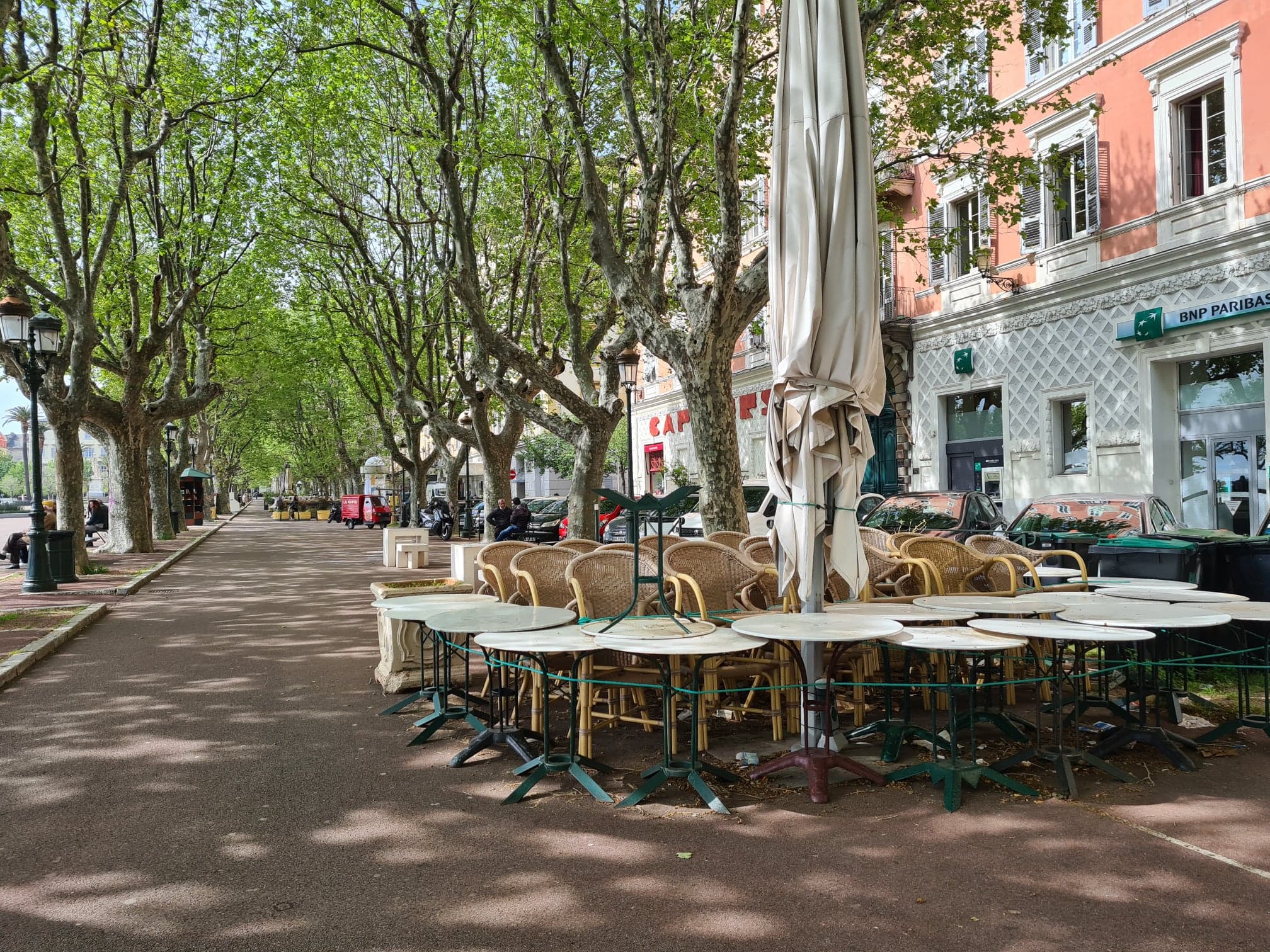 Sur la place Saint-Nicolas, les tables et les chaises devraient bientôt recevoir de nouveau la clientèle dès le 17 mai. Crédits Photo : Pierre-Manuel Pescetti