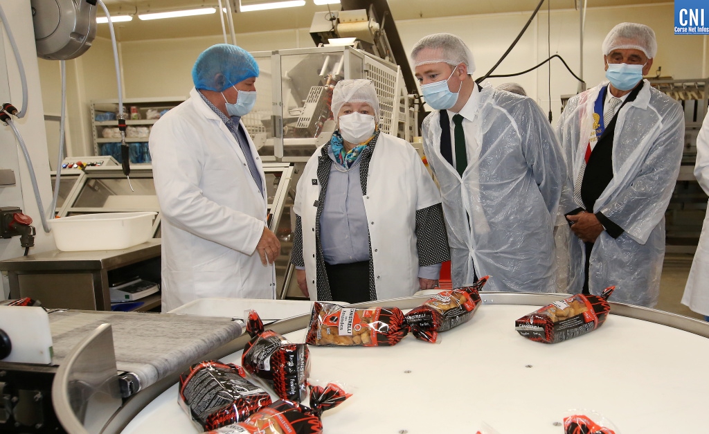 Les deux ministres ont revêtu blouses et charlottes pour la visite de la biscuiterie d'Afa, qui a bénéficié du soutien du plan France Relance. L'occasion de présenter les points d'action du dispositif en Corse. Photo : Michel Luccioni