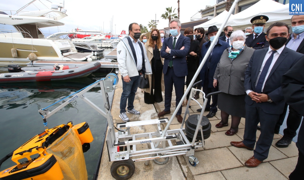 Troisième étape de la visite : la présentation des investissements réalisés dans le port Charles Ornano et de la démarche de lutte contre la pollution marine. Photo : Michel Luccioni