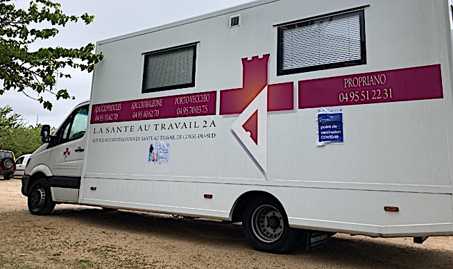Le "VACCI BUS", place Miot à Ajaccio. (Photo Julia Sereni)