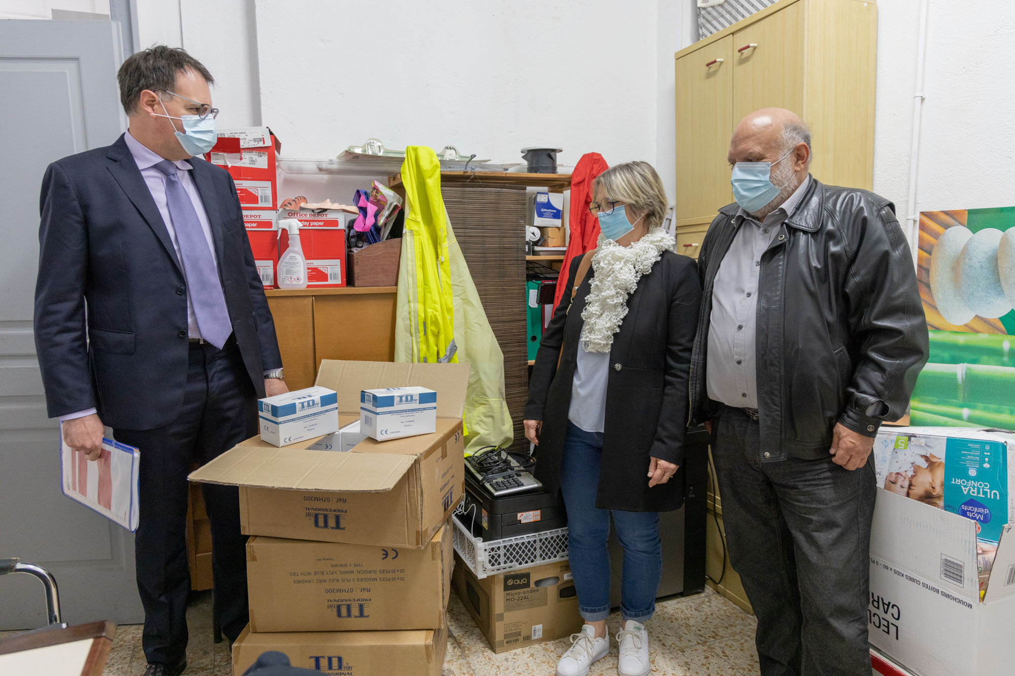 Le secrétaire général de la préfecture en visite dans les locaux du Secours populaire à Ajaccio. Photo : Laurent Roch