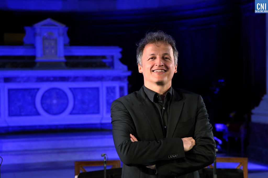 Jean-Christophe Spinosi, en pleine répétition dans la chapelle impériale d'Ajaccio. Crédits Photo : Michel Luccioni