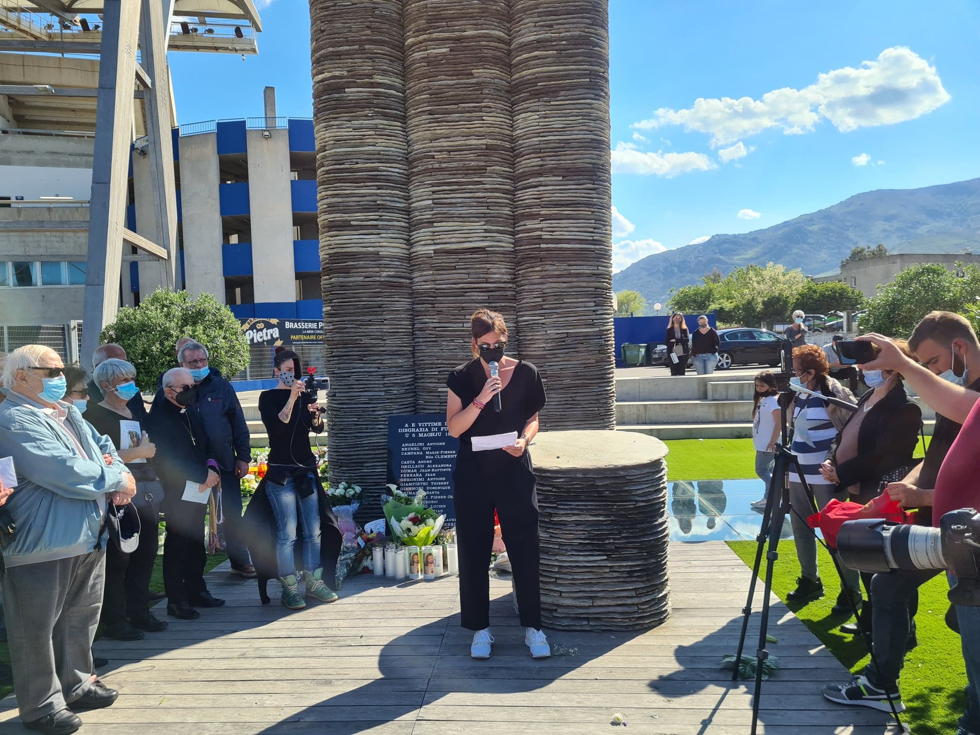 Josepha Guidicelli, présidente du collectif des victimes du 5 mai 1992, a pris la parole devant une foule dense. (Photos Pierre-Manuel Pescetti)