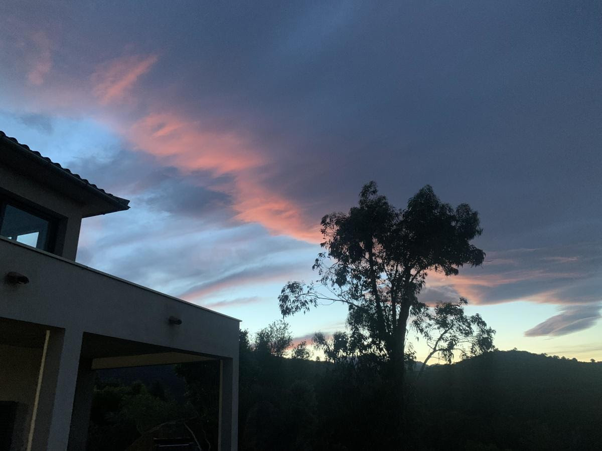 Le soleil donne de la couleur aux nuages, à Solenzara (Alain Tomasi)