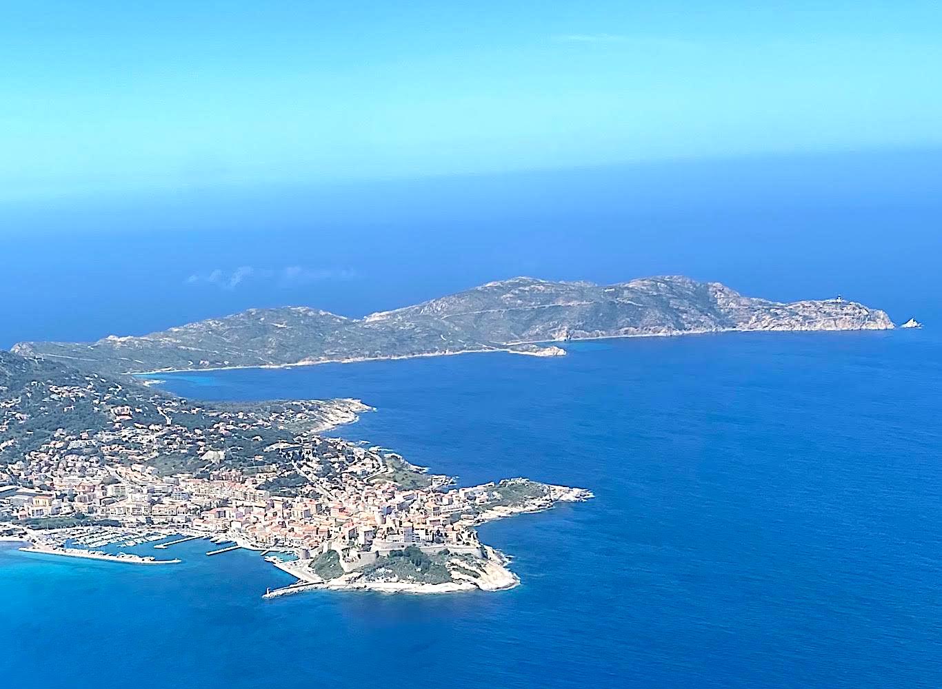 La citadelle le port  de Calvi et même Punta Revellata  au beau soleil du début mai. (Bruno Le Natur)