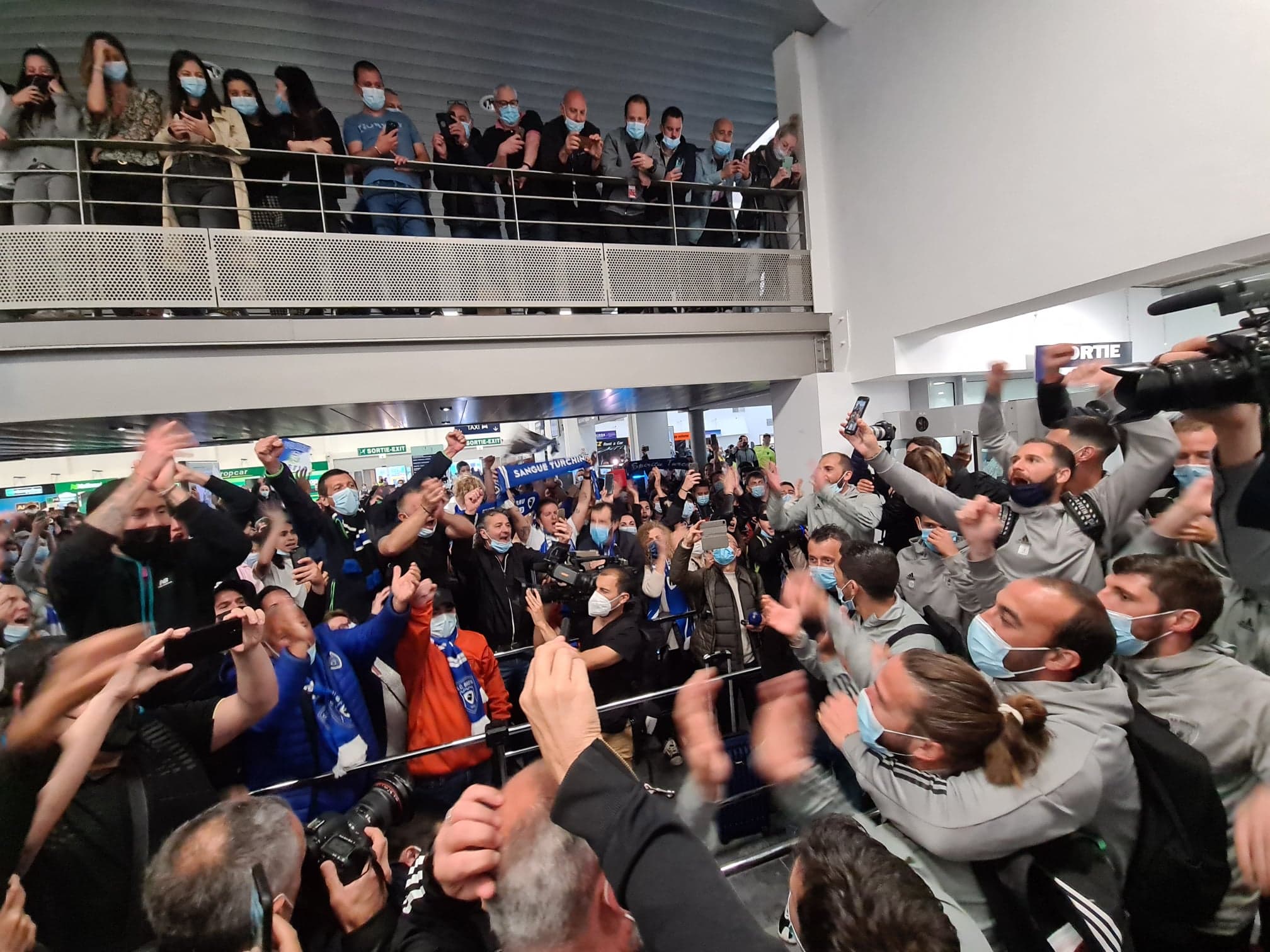 Bain de foule obligatoire pour toute l'équipe du Sporting Club de Bastia. Crédits Photo : Pierre-Manuel Pescetti